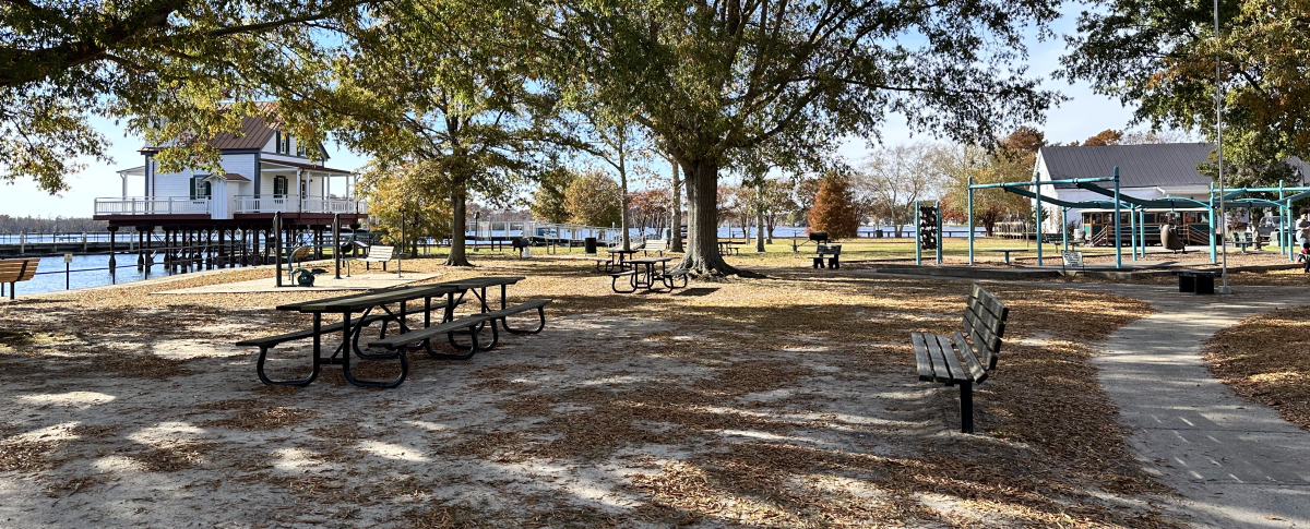 Colonial Park with Roanoke River Lighthouse in the background