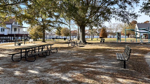 Colonial Park with Roanoke River Lighthouse in the background 